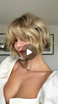 Bob Volume Hair, Short Choppy Bob For Fine Hair, Short Wavy Haircuts With Bangs, Blonde Hair With Fringe, Short Hair Images, Hair Curling Tips, How To Curl Short Hair, Choppy Bob Hairstyles, Easy Hair Updos