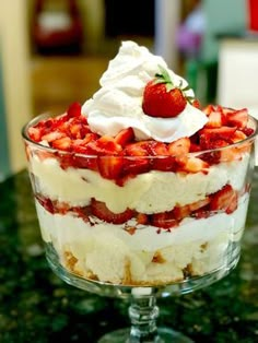 Shortcake Trifle, Cake Trifle, Strawberry Shortcake Trifle, Mousse Au Chocolat Torte, Strawberry Trifle, Trifle Recipes, Dessert Parfait