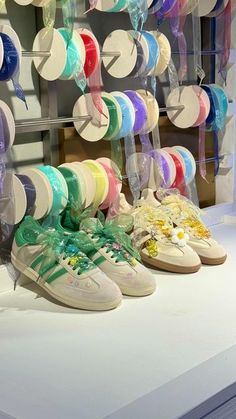 adidas Hong Kong on Instagram: "DIY專屬你嘅T-TOE鞋款！  大家只要喺 7 月 6 日至 7 月 14 日期間，嚟 adidas 尖沙咀漢口道旗艦店購買指定T-TOE 鞋款，即SAMBA、GAZELLE、SPEZIAL及SL72 ，就可以得到限量鞋飾套裝 1 份，或喺指定時間免費參加《STYLE YOUR T-TOE》工作坊 1 次*，親手設計獨一無二嘅T-TOE 鞋款喇！  《STYLE YOUR T-TOE》 工作坊詳情 日期：7 月 6 、7、13、14 日 時間：中午 12 時至晚上 8 時 地點：adidas 尖沙咀旗艦店3/F  *活動名額及禮品有限，先到先得，送完即止。  #adidasGazelle #adidasSamba #adidasSpezial #SL72 #StyleYourTtoe  #一雙經典千重原創魂 #WeGaveTheWorldAnOriginal #YouGaveUsAThousandBack #adidas #adidasOriginals #adidashk" Diy Sambas, Adidas Custom, Samba Gazelle, Sporty Fashion, Diy Sneakers, Shoes Hack, Sneaker Lovers, Balloon Gift, Style Instagram