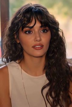 Natural Curly Hair Cuts, Nice Face, Hair Things, Turkish Women, Haircuts For Wavy Hair, Haircuts For Curly Hair, Curly Hair Inspiration, Curly Hair With Bangs, Long Hair With Bangs