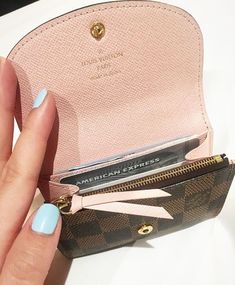 Wallet Aesthetic, Girly Car Accessories, Purse Essentials, Handbag Essentials, Cute Wallets, Girly Bags, Luxury Purses, Fancy Bags, Pretty Bags