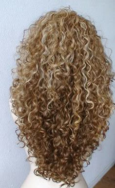 Love The definition Blond Ombre, Hair Magic, Ladies Hair, Luxy Hair, Blonde Curly Hair, Long Curls, Colour Ideas, Curly Hair Care