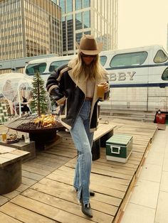 Western Fashion For Women Over 50, Western Summer Outfits, Estilo Cowgirl, Western Fits, Winter Boots Outfits, Luke Combs, Mode Editorials, Look Festival