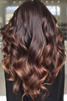 Brown Hair Color Chart For Your Brunette Shade Chocolate Brown Hair With Highlights, Highlights Braids, Rambut Brunette, Fall Winter Hair Color, Brunette Balayage, Brunette Hair With Highlights