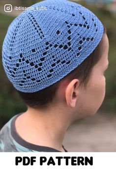 a young boy wearing a blue crochet hat with the text, free pattern