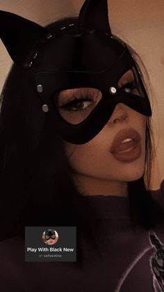 Halloween Women Makeup, Dark Beauty Photography, Hot Halloween Outfits, Fashion Halloween, Halloween Party Outfits, Halloween Costume Outfits, Halloween Photoshoot, Cat Mask