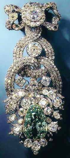 Pendant of Queen Elizabeth Bijoux Art Deco, Green Diamond, Royal Jewelry, Crown Jewels, Fabulous Jewelry, Elizabeth Taylor, Van Cleef Arpels, Van Cleef