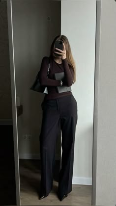 Outfit Ideas Winter Formal, Bar Manager Outfit, Black Dress Pants Aesthetic, Minimalism Style Outfits, Journalist Outfit, Office Core Outfit, Buisness Girl Aesthetic Dark, Social Worker Outfits, Reunion Outfit