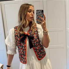 Floral Waistcoat, Quilted Gilet, B Fashion, Style Inspiration Summer, Current Styles, Quilted Vest, Look Cool, 90s Fashion, Modest Fashion