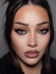 Dark Features Makeup, Expresso Makeup, High Contrast Makeup, Elegant Makeup Looks Classy, Dark Makeup Ideas, Dark Hair Makeup, Brown Makeup Looks, Black Hair Makeup, Club Makeup