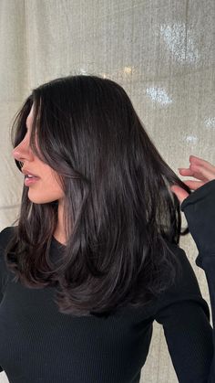 MANANA ARAKELYAN (@mananamariee) • Fotos e vídeos do Instagram Unstyled Layers Straight Hair, Rounded Layers Straight Hair, Rashan Mh Haircut, Megan Fox Layered Hair, Brunette Beach Waves, 2025 Hairstyles, Black Hair Short, Rambut Brunette