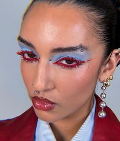 Bright Winter Makeup Looks, Sickly Makeup, Conceptual Makeup, Maximalist Makeup, Makeup Avant Garde, Make Up Aesthetic, Makeup Influencer, Up Aesthetic, Funky Makeup