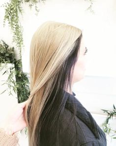 underneath top half blonde bottom half brown hair Half Black Half Blonde Hair, Half Blonde Hair, Blonde Hair Pictures, Hair Gif, Blonde Extensions, Blonde Hairstyles, Hair Png, Hair Pictures, Summer Hairstyles