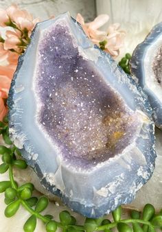 Cristals Aesthetic, Geode Aesthetic, Geode Crystals, Pretty Crystals, Geode Rocks, Magic Stones, Crystal Aesthetic, Geode Slice, Gazing Ball