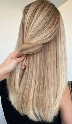 Highlights For Honey Blonde Hair, Blonde Hair Colors For Summer, Top Of Head Highlights, Blonde Beige Highlights, Ashy Blonde Highlights On Blonde Hair, Light Highlights On Blonde Hair, Blonde On Blonde Balayage, Hair Color Inspiration Blonde, Blonde Hair Inspiration Long