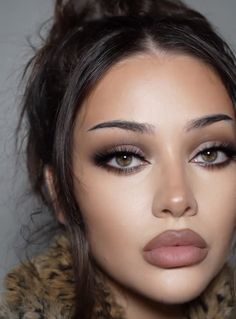 Sultry Brown Eye Makeup, Sweet And Spicy Makeup Look, Makeup Looks Round Eyes, Scorpio Makeup Aesthetic, Scorpio Venus Makeup, Makeup Looks For Big Eyes, Makeup Looks For Almond Eyes, Gemini Rising Makeup, Scorpio Rising Makeup