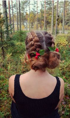 Yule Hairstyles, Spacebuns Hairstyles, Double Bun Hairstyles, Xmas Hairstyles, Christmas Updo, Christmas Hairstyles For Women, Christmas Soiree, Christmas Hair Ideas, Cute Christmas Hairstyles