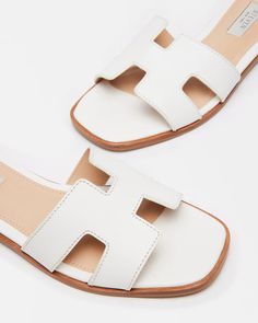 HADYN White Leather Sandal | Women's Designer Sandals – Steve Madden Dress Up Sandals, White Sandle Outfit, Trendy Woman Shoes, Graduation Sandals, Summer Shoes 2024, Steve Madden Sandals Outfit, White Sandals Outfit, Beachy Shoes