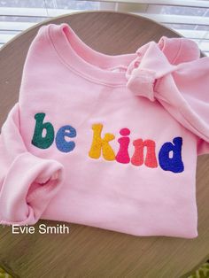 Be kind sweatshirts. These are a great reminder to show kindness in any situation! Playful Letter Print Sweatshirt For Fall, Fun Cotton Sweatshirt With Slogan, Cute Pink Sweatshirt With Slogan, Fun Cotton Slogan Sweatshirt, Cricut Sweatshirt Ideas, Kindness Shirts For Kids, Playful Pink Sweatshirt With Letter Print, Treat People With Kindness Hoodie, Spread Kindness Tshirt