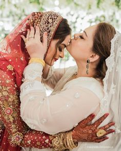 Mother Daughter Wedding Photos, Mother Daughter Poses, Mother Daughter Wedding, Mother Daughter Photoshoot, Bridal Mehndi Dresses, Best Couple Pictures, Sister Poses