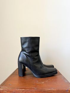 Vintage 90s/Y2K Candie's leather boots. Coffin/tapered square toe. Chunky, wide but slightly narrow heel - a very 90s/Y2K style. Gorgeous asymmetrical stitching pattern on the boot. Incredible vintage condition. Made in Brazil. Labelled size 7, but fits between a 6.5 and 7. Y2k Style, Boot Shoes Women, Leather Boots, Womens Boots, Stitch Patterns, Shoe Boots, Candy, The Incredibles, Women Shoes