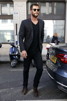 Chris Hemsworth shows you how it's done. Tech Casual Outfit Men, Dress Pants With Sneakers Men Outfit, Tim Outfits, Black Blazer With Jeans, Jeans Blazer Outfit, How To Wear Blazers, Mens Blazers, Don Pedro, Fashion Catwalk