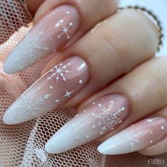 Long almond babyboomer nails with snowflakes in sugar effect. #almondnails #babyboomernails #shinynails #winternails #snowflakenails #nailart #naildesign #pinknails #nails2024 Glitter Ombre Christmas Nails, Bow And Snowflake Nails, Baby Boomer Nails Short Glitter, Ombre Snowflake Nails Winter, Babyboomer Nails Glitter Art Designs, Maternity Nails, Sugar Effect, Baby Boomers Nails, Baby Boomer