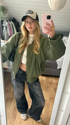 Winter Fall Aesthetic, Germany Fits, Green Jacket Outfit, Fall Aesthetic Outfit, Casual Outfit Ideas, Winter Girls, Fall Aesthetic