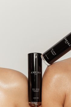 ÂN-DEW is an all-in-one, skin-brightening serum engineered to enhance, clarify, and mildly exfoliate your skin. It contains two gentle yet effective exfoliants, Azelaic Acid, and PHA gluconolactone, which eliminate dead skin cells, improve skin texture, and help fade blemishes and discoloration. The formula also includes hexylresorcinol, resveratrol, and licorice root extracts that synergistically even out skin tone and reduce persistent spots. Additionally, it offers potent botanical forms of Vitamin C from Kakadu plum and Indian gooseberry for superior free radical protection. Fragrance-Free | Non-comedogenic Skin Studio, Indian Gooseberry, Kakadu Plum, Azelaic Acid, Licorice Root Extract, Licorice Root, Improve Skin Texture, Skin Serum, Even Out Skin Tone