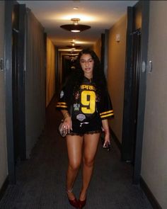 @toptierprincess Jersey Party Outfit, Girls Football Outfit, College Football Game Outfit, Basketball Jersey Outfit, Bougie Outfits, Black And Gold Outfit, Oversized Shirt Outfit