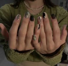 Mirror Nails Design, Outfits Euphoria, Mathilda Djerf, Soft Alt, Winter Editorial, Bones And All, Hair Mirror, Iris Law, Sparkly Hair