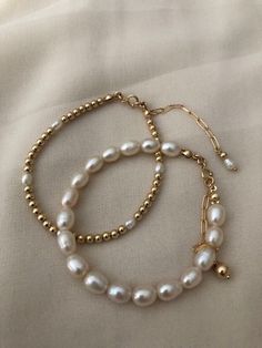 Modern Pearl Jewelry, Gold Pearl Bracelet, Preppy Jewelry, Jewelry Essentials, Girly Jewelry, Elegant Accessories