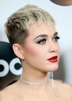 Katy Perry Pixie, Classic Pixie Haircut, Short Pixie Styles, Very Short Hairstyles, Pixie Hair Styles, Bold Eyeliner