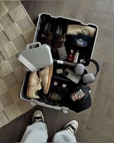 Shoes Vision Board, Airport Tray Aesthetic, Old Money Essentials, Travel Bag Aesthetic, Packing Aesthetic, Airport Aesthetic, Gentleman Aesthetic, Uni Life