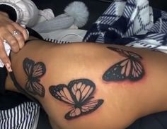 Red Butterfly Tattoo Thigh, Butterfly Bum Tattoo, Butterfly Tattoo On Buttocks, Butterfly Tattoo On Thigh For Women, Thigh Tattoo Simple, Butterfly Thigh Tattoo, Bum Tattoo, Girl Shoulder Tattoos, Girl Thigh Tattoos