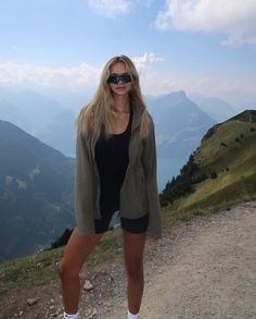 Hiking Aesthetic Outfit, Hiking Ootd, Stylish Hiking Outfit, Switzerland Summer, Hiking Fits, Instagram Goals, Mountain Outfit, Outdoor Aesthetic, Adventure Outfit