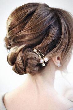 A updo hairstyle feels perfect for any bride. I’m inspired by this for wedding day photos. Add it to your updo hairstyles. Updos For Medium Hair Wedding, Medium Hair Wedding, Wedding Updos For Medium Hair, Hairstyles Theme, Side Updo, Perfect Ponytail, Funky Short Hair, Wedding Hair Up