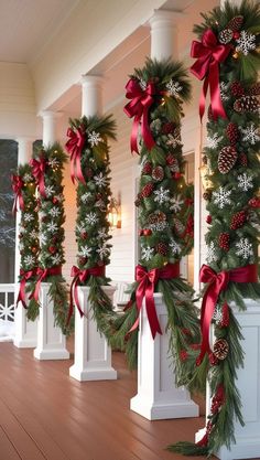 Christmas Decorations Columns, Christmas Garland Front Porch Columns, Christmas Garland Fence Ideas, Outside Lighting Ideas Christmas, Exterior Diy Christmas Decorations, Side Of House Christmas Decorations, Christmas Landscape Ideas, Outdoor Walkway Christmas Decor, Christmas Decor Pillars Outdoor