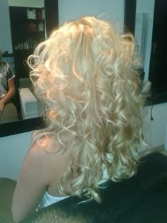 Platinum Blonde Wavy Hair, Blond Curls, Blond Curly Hair, Floor Length Hair, Curly Blonde Hair, Blonde Wavy Hair, Blonde Curly Hair, Pretty Hair Color, Aesthetic Y2k