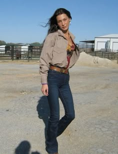 Horse Girl Outfits, Ranch Outfits, Botas Western, Horse Riding Outfit, Vogue France, Looks Country, Bella Hadid Outfits, Rodeo Outfits, Estilo Country