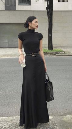 Explore timeless elegance with female old money fashion for the office. Discover styles that combine sophistication and professionalism. 40s Mode, Chique Outfits, Rock Outfit, Outfit Chic, Stylish Work Outfits, Mode Inspo, Looks Chic, Inspired Outfits, 가을 패션