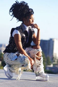 RobynHood's Closet, street style, afro natural hair, hairstyle, black girl stylin', ripped denim, cropped top. Women Street Fashion, Afro Goth, 2000s Outfit, Punk Rock Outfits, Natural Afro Hairstyles, Alt Girls, 70s Outfits, Rock Outfit, Goth Women