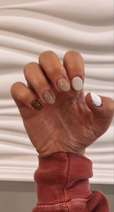 Nail Ideas Fall Square, Fall Nails Colours, Short Nails Ideas Neutral Colors, Tan Gel Nails Design, 1 Color Nail Ideas, Light To Dark Brown Nails, Nail Idea Christmas, Fall Asthetic Nail, Fall Time Nails Designs