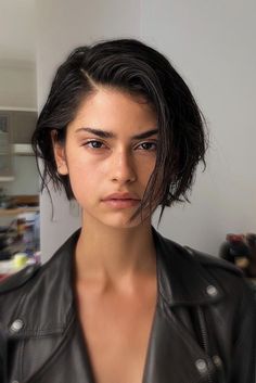 Super Short Bobs, Short Black Haircuts, Black Haircut Styles, Kort Bob, Short Black Hair, Short Haircut Styles, Jason Grace, Super Hair, Shoulder Length Hair Cuts