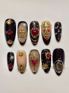 Mexican Heritage Nails, Nail Holiday Designs, Crystals Nails Design, Black Gold And Red Nails, Romeo And Juliet Nails, Gold Heart Nails, Black And Gold Acrylics, Vintage Nail Designs