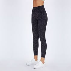 This is a sleek, sporty, and sexy running suit with features like a figure-flattering, athletic cut. This is made from light and breathable fabric that keeps you cool and dry. Do you wanahavit? Since it's new updated prints crafts, butter soft naked-feel fabrics and added prints on it.Normally only polyester+spandex can do prints leggings. Many customer asked us do camo prints in naked-feel fabric. Chic Activewear, Cute Middle School Outfits, Baggy Outfits, Star Wars Padme, Pants Outfit Ideas, Middle School Outfits, Cozy Clothes, Fitness Activewear, Leggings Outfits