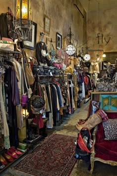 Head Shop Ideas, Vintage Clothing Shop Interior, Thrift Store Inspiration, Vintage Botique Interiors, Vintage Shop Decor, Vintage Shop Display Ideas, Vintage Store Displays Boutiques, Thrift Vintage Aesthetic, Clothing Store Aesthetic Interior