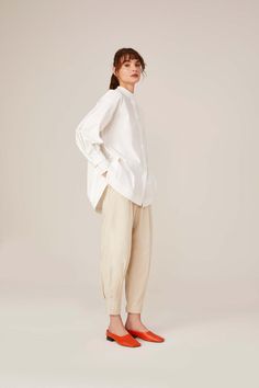 The "Long Sleeve Shirt" is the epitome of feminine minimalism. Has a luxurious feel and just the right amount of femininity. Wear it untucked for a relaxed, casual look or tuck it into our Girlfriend Pant for a touch of elegant simplicity. Machinewash at 30 degrees White Long Sleeve Shirt, Price Match, White Long Sleeve, Independent Designers Fashion, Casual Looks, Long Sleeve Shirts, Organic Cotton, Long Sleeve, How To Wear