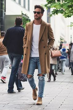 Macho Moda - Blog de Moda Masculina: CALÇA DESTROYED MASCULINA: 21 Maneiras Diferentes de Usar (e 9 Lojas para Comprar) Comfy Winter Fashion, Winter Mode Outfits, Perfect Winter Outfit, Fall Fashion Coats, Mens Fashion Sneakers, Sneakers Street Style, Mens Fashion Style