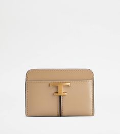 Credit card holder in elegant semi-shiny leather with central ribbing, external pockets and branded metal T Timeless accessory. Area Codes, Timeless Accessories, Credit Card Holder, Purse Wallet, Brown And Grey, Metallica, Black And Brown, Credit Card, Card Holder